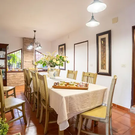 Casa Lazaro, *