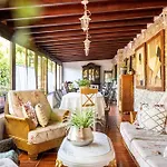 Casa Lazaro,