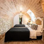 Casa Lazaro,