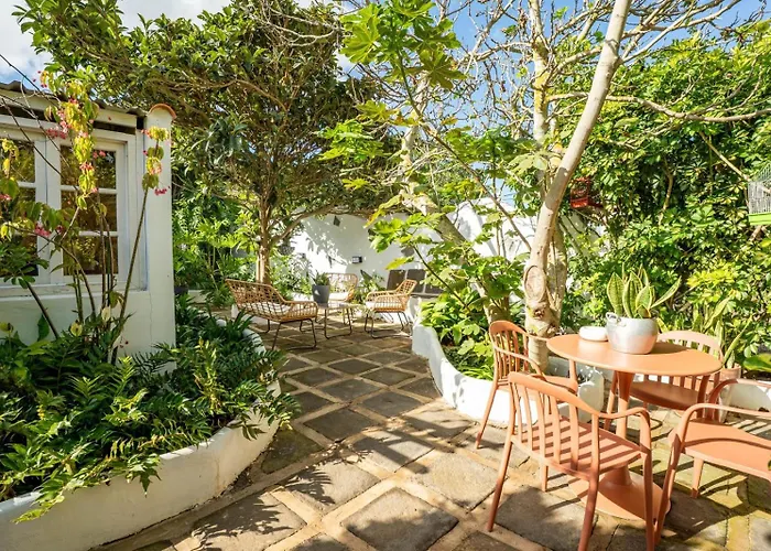 Casa Lazaro, *