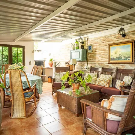 Casa Lazaro, *